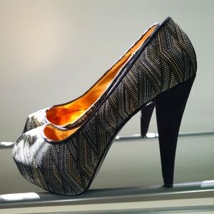 Nine West Platform Peep Toe Heels Size 10 Suede Heel